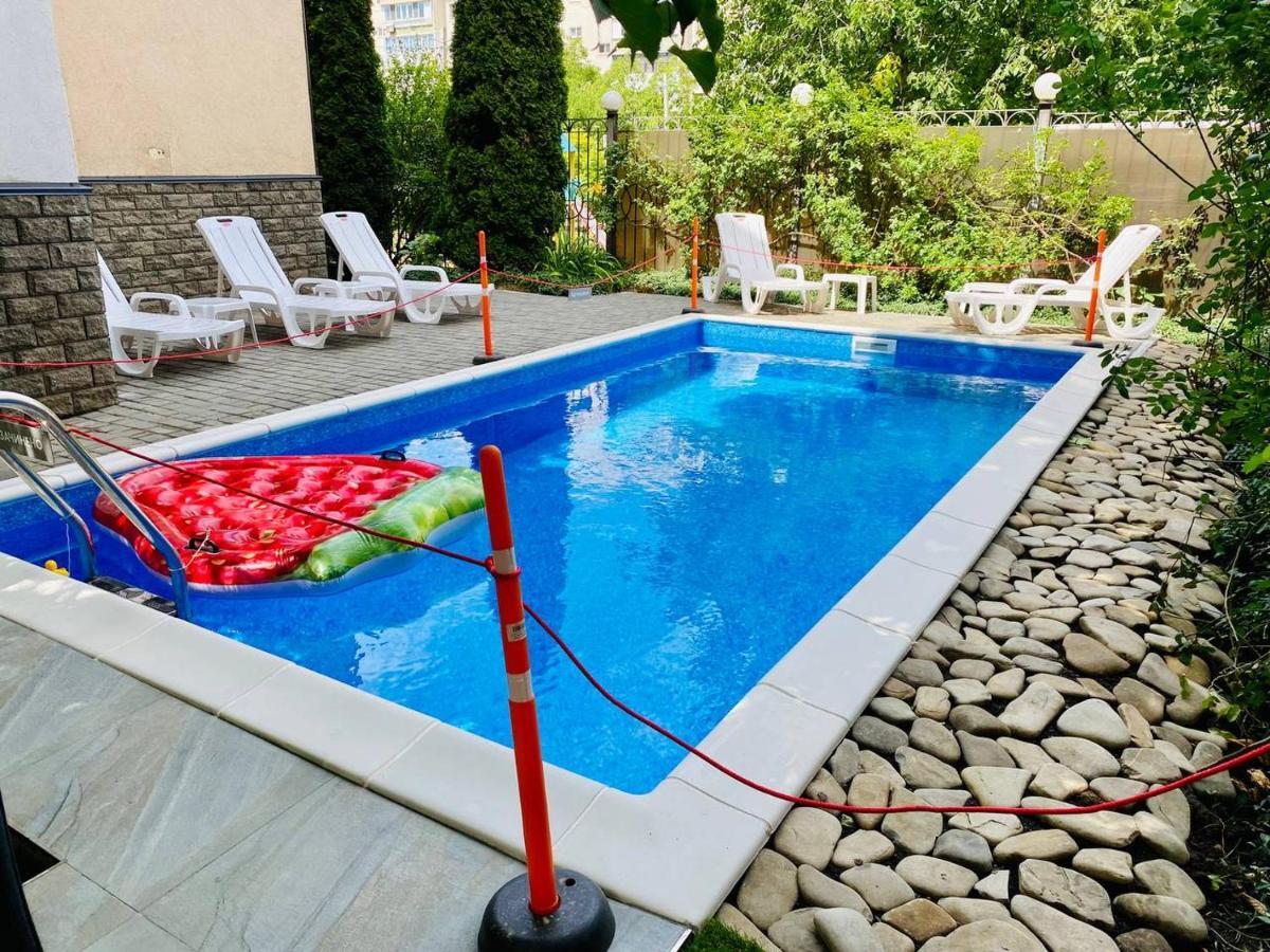 Nika تشورنومورسك